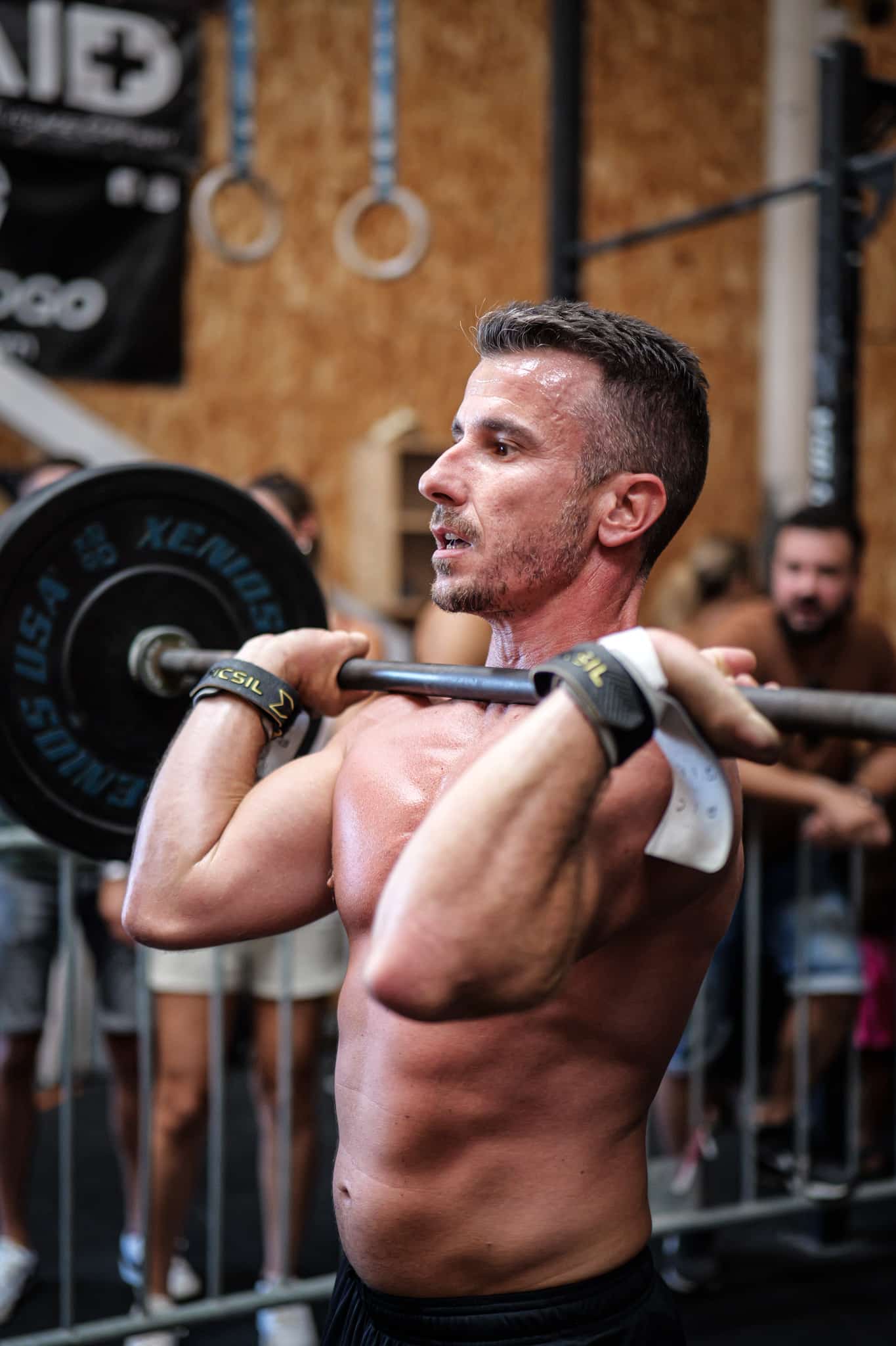 Athlète en position de front squat avec une barre olympique à M34 CrossFit South